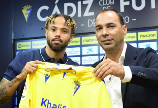 Theo Bongonda lleva dos semanas entrando en el once titular del Cádiz CF.