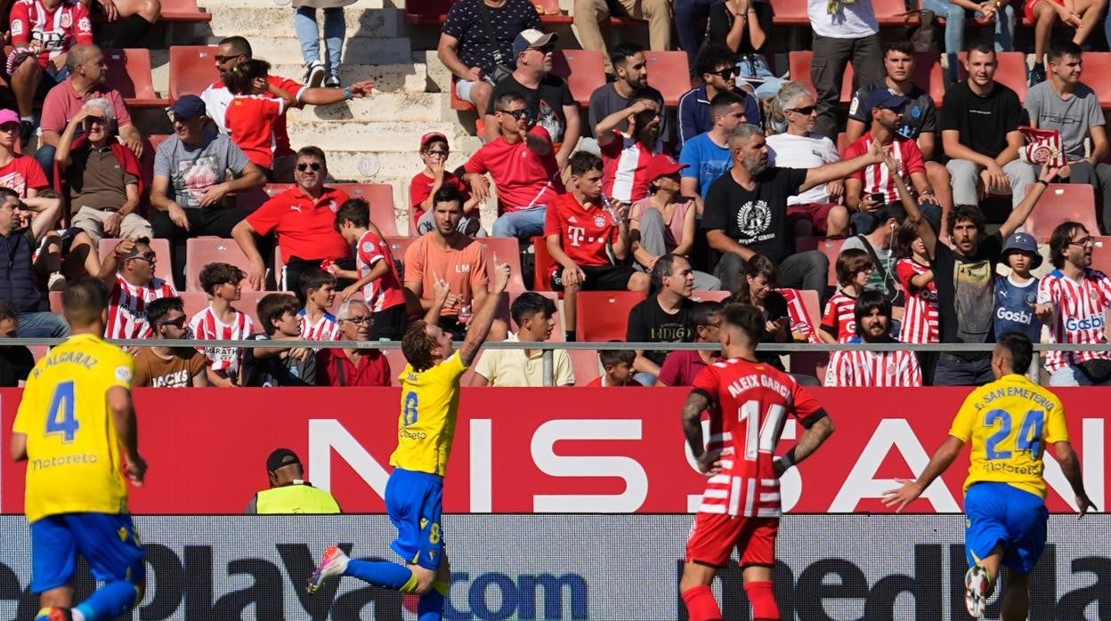 Álex celebra el tanto del Cádiz en Montilivi