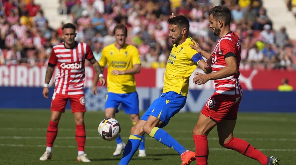 José Mari intenta controlar el balón en Montilivi. :: la voz