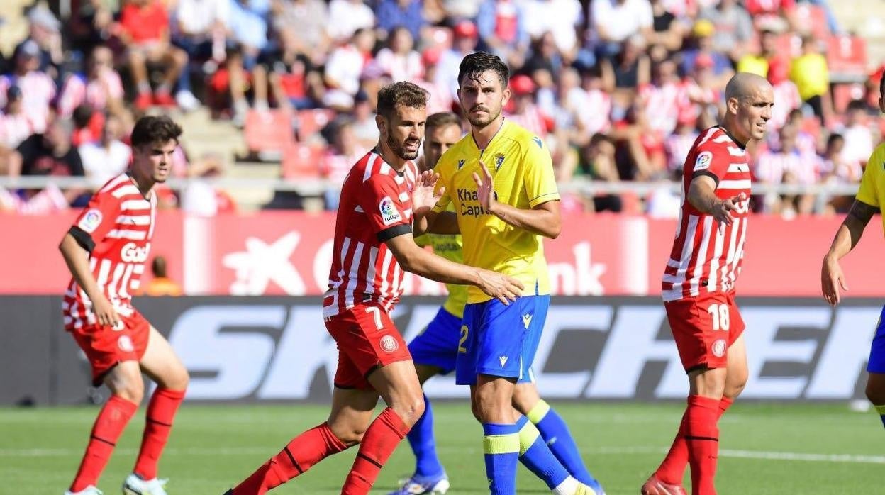 Stuani junto a Víctor Chust en el Girona - Cádiz.