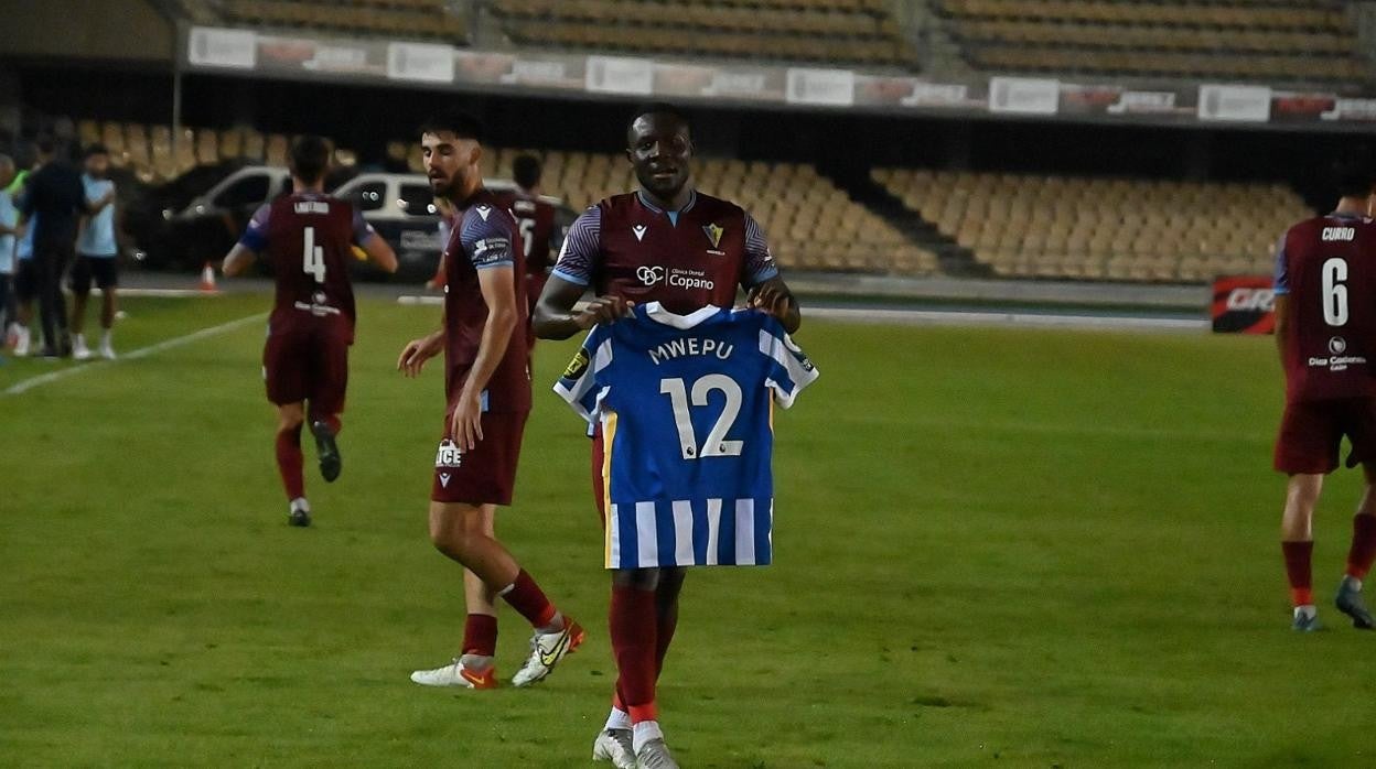 Francisco Mwepu dedica el gol a su hermano Enock