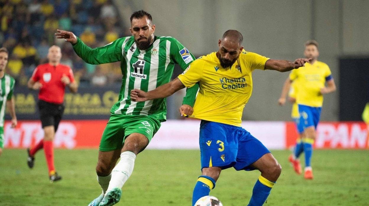 Fali, que volvía a la titularidad, durante el Cádiz - Betis