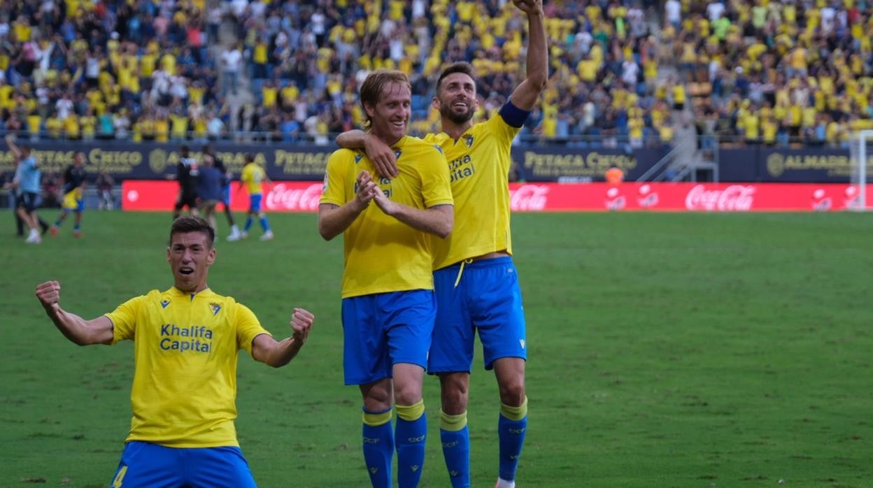 Alcaraz, Álex Fernández y José Mari celebran el triunfo del Cádiz