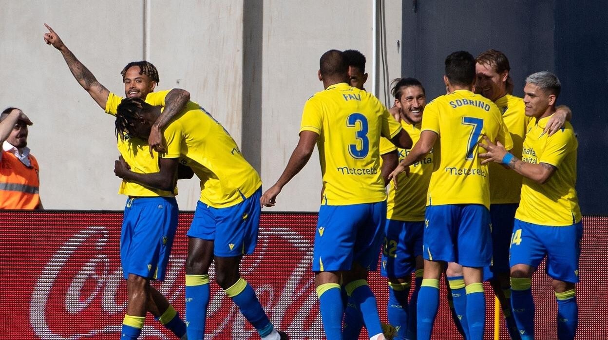 Bongonda celebra el gol marcado al Atlético, junto a sus compañeros.