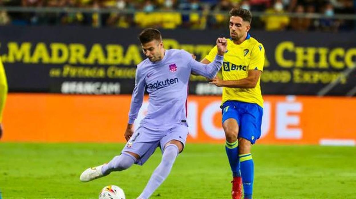 Piqué y Rubén Sobrino en uno de los últimos Cádiz - Barça