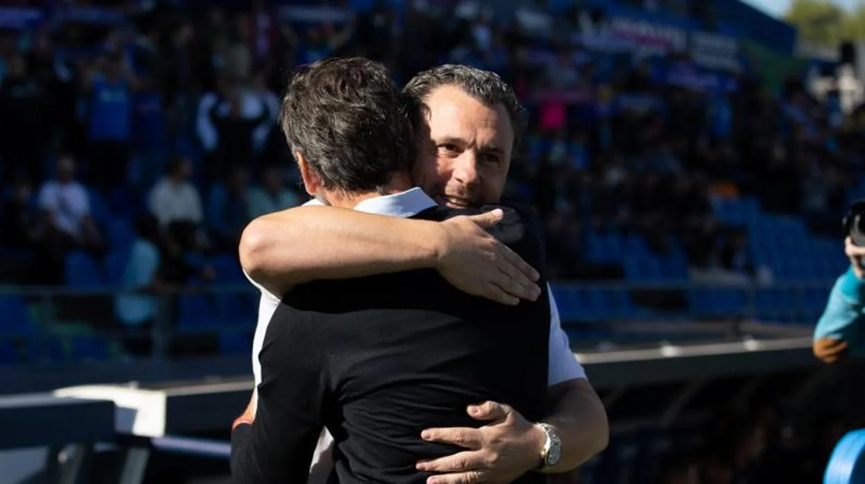Quique Sánchez Flores y Sergio González se dan un abrazo.