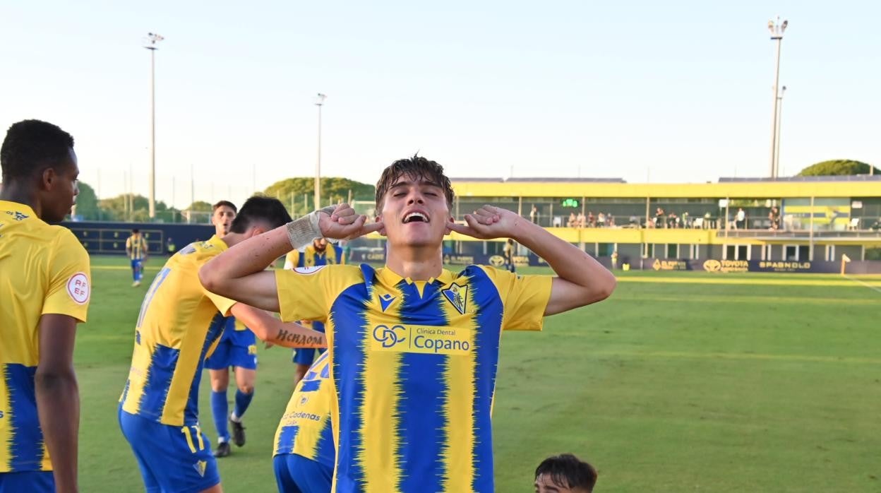 José Antonio de la Rosa celebra su tanto ante el Mancha Real