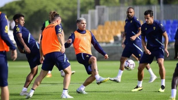 El Cádiz CF se divierte con el balón a dos días de la gran visita