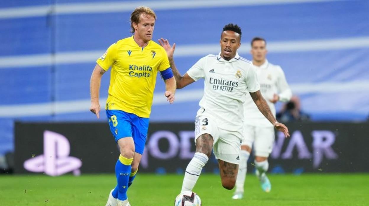 Alex Fernández ante Militao en el partido del Bernabéu