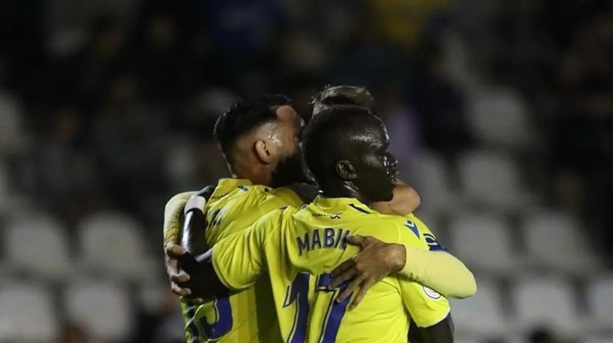 Los jugadores del Cádiz celebran el gol de Lucas en Irún La VOZ