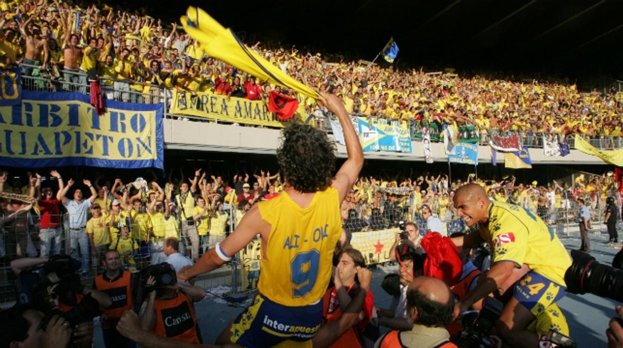 Oli celebra el ascenso en Chapín