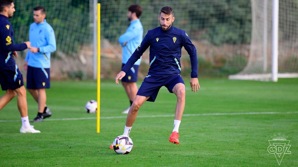 El Cádiz CF tiene doble sesión este viernes en El Rosal.