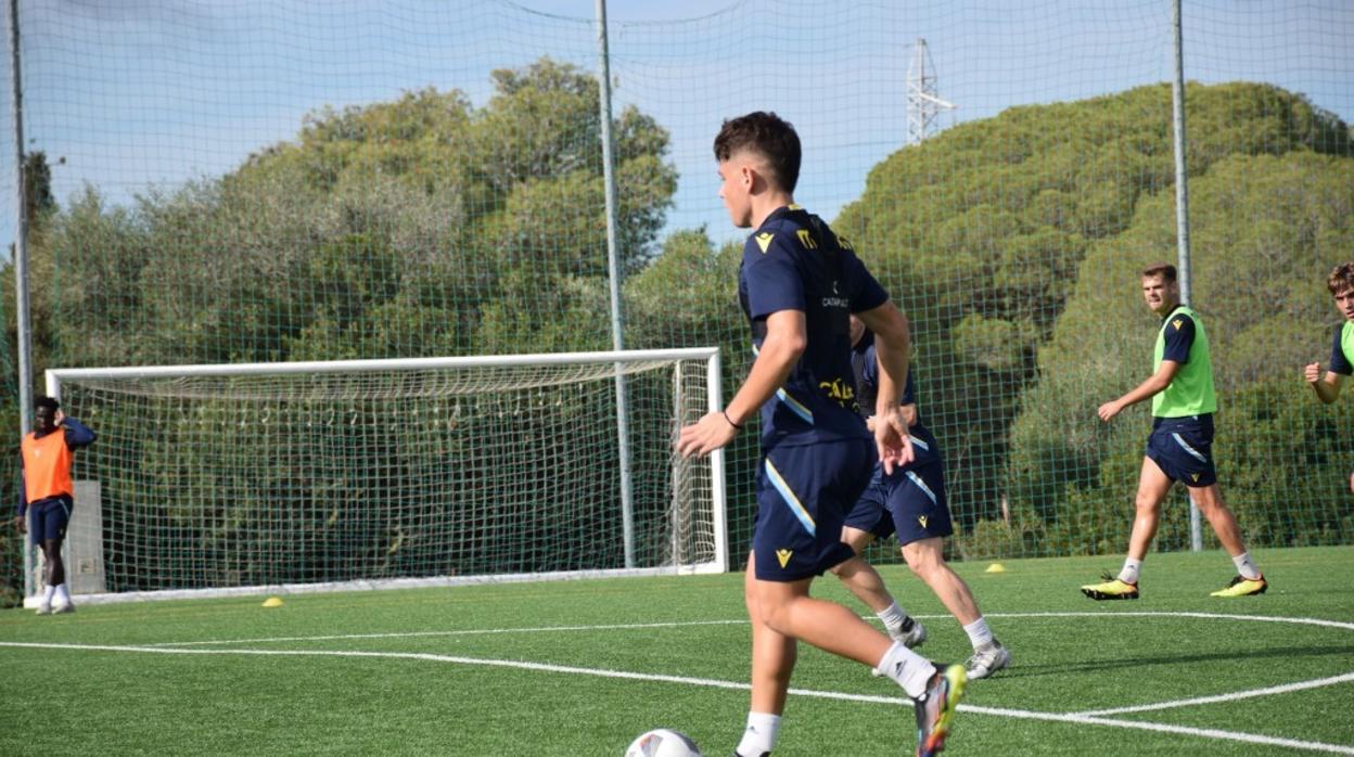 Bastida conduce el balón en un entreno del filial.