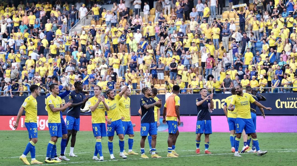 Los jugadores del Cádiz celebran la victoria ante el Atlético de Madrid