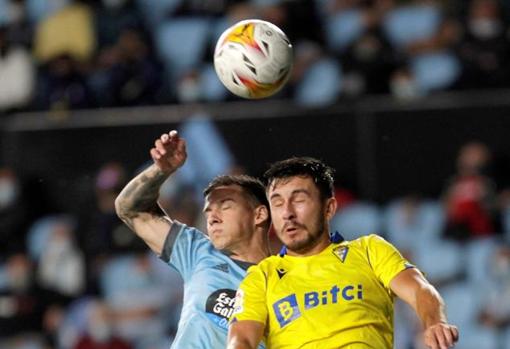 Víctor Chust, central del Cádiz CF.