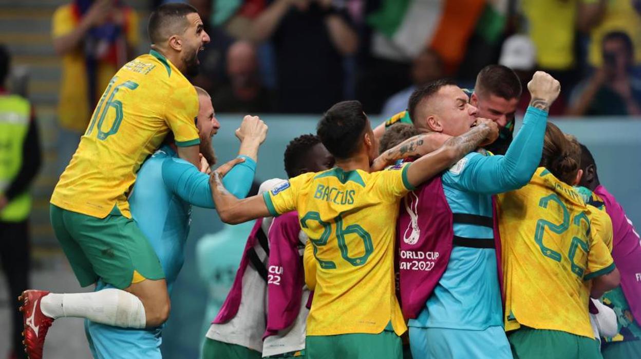 el equipo australiano celebra el gol de la victoria.