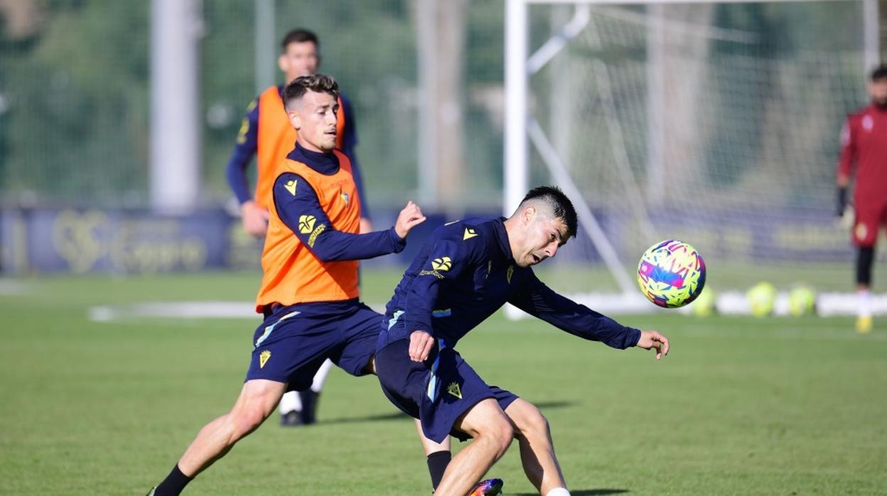 Alarcón, en un entrenamiento, junto a Blanco.