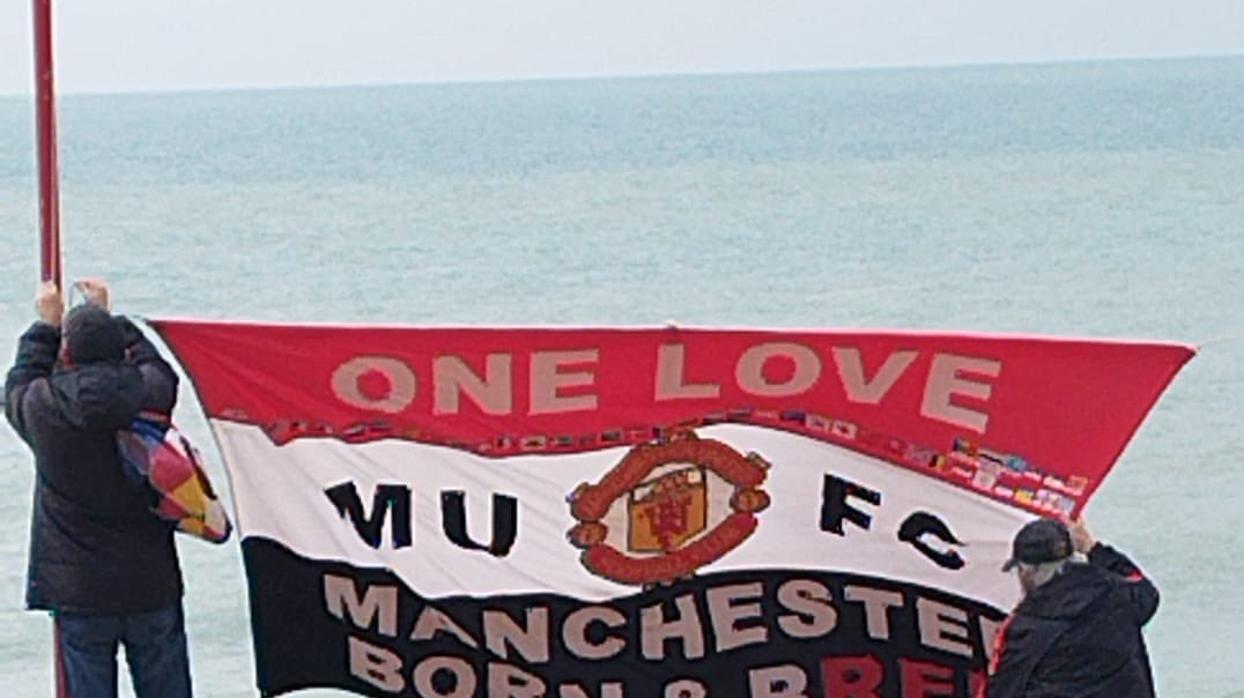 Aficionados del Manchester United se dejan ver por la Playa de Santa María