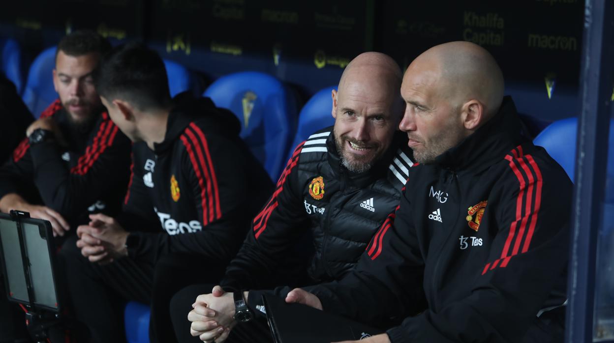 Erik ten Hag, en el centro, habla con su segundo antes del partido en Carranza.