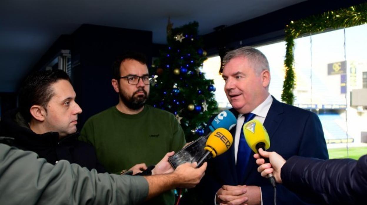 Manuel Vizcaíno junto a los medios de comunicación