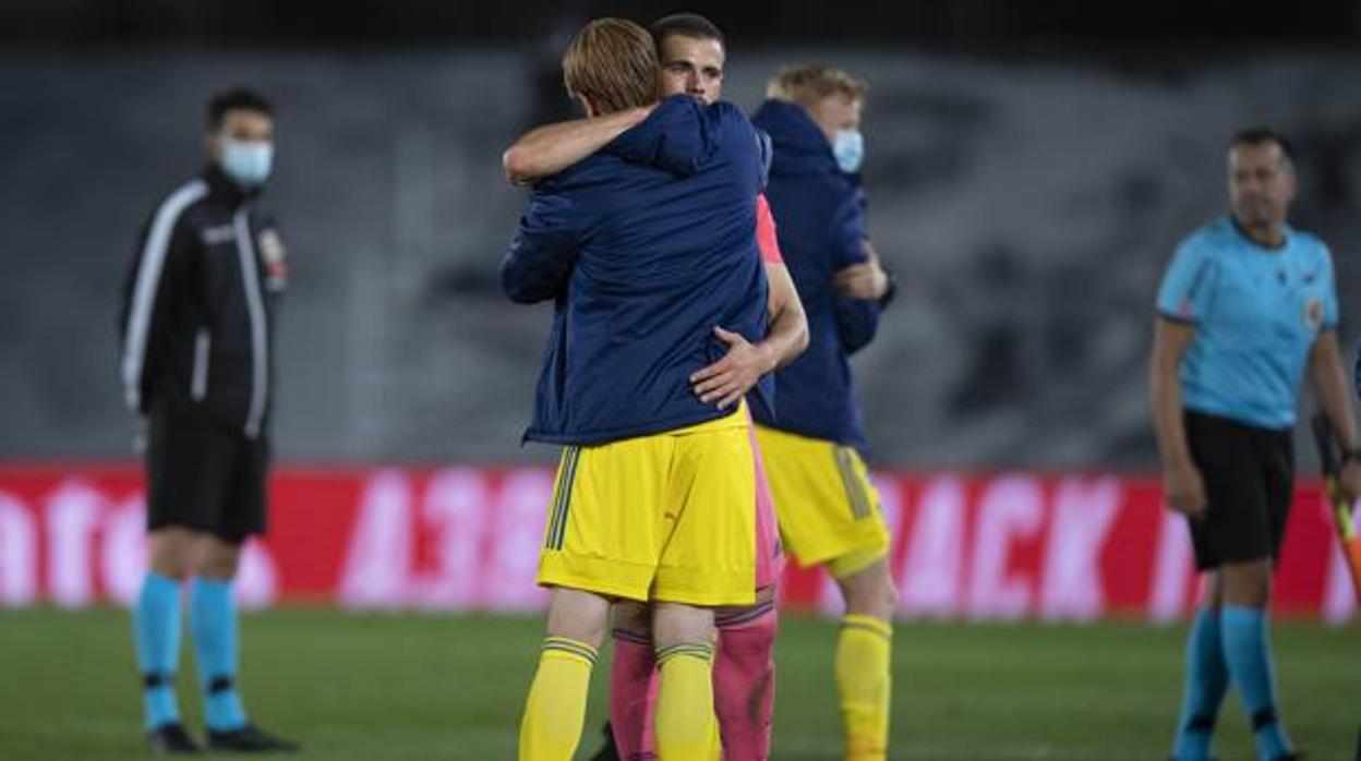 Los hermanos Nacho y Álex Fernández se funden en un abrazo tras un Real Madrid - Cádiz.