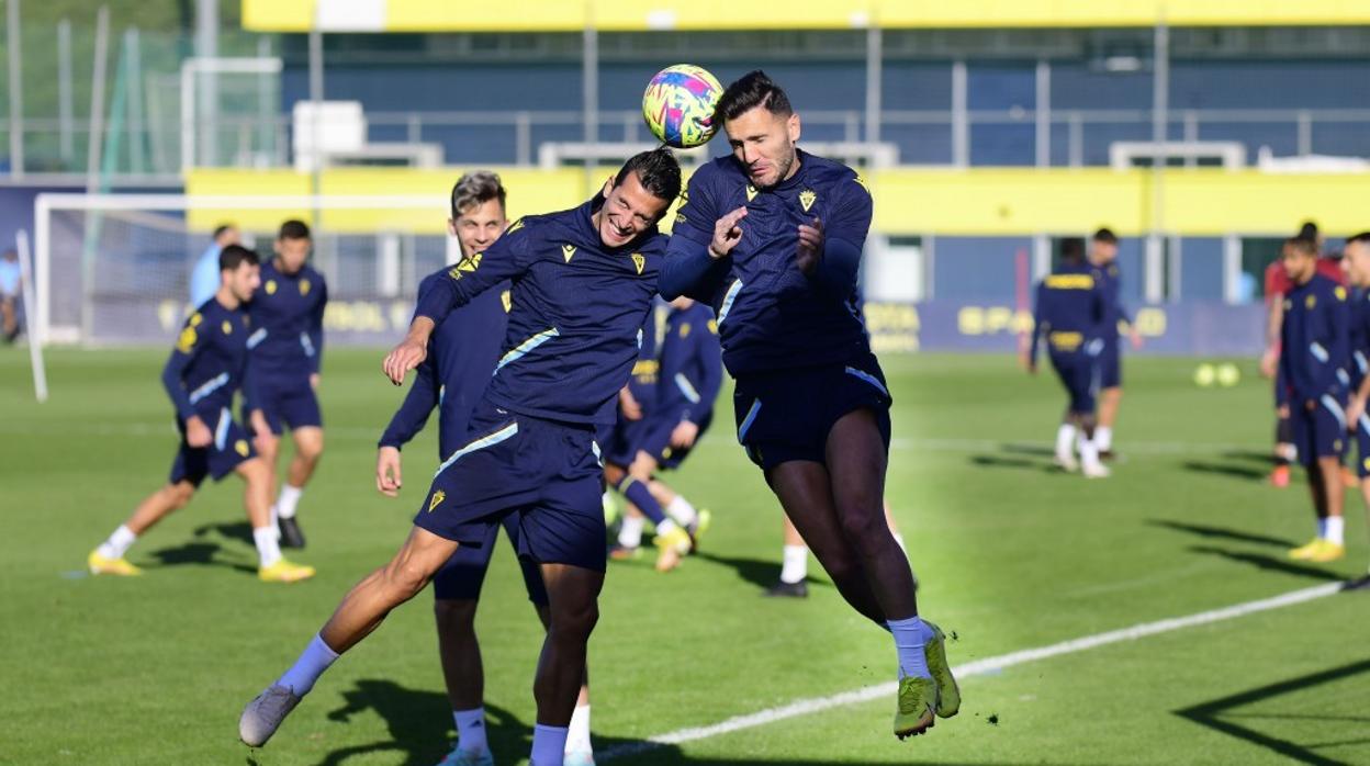 Lucas y Luis Hernández se juegan el físico en un lance por alto.