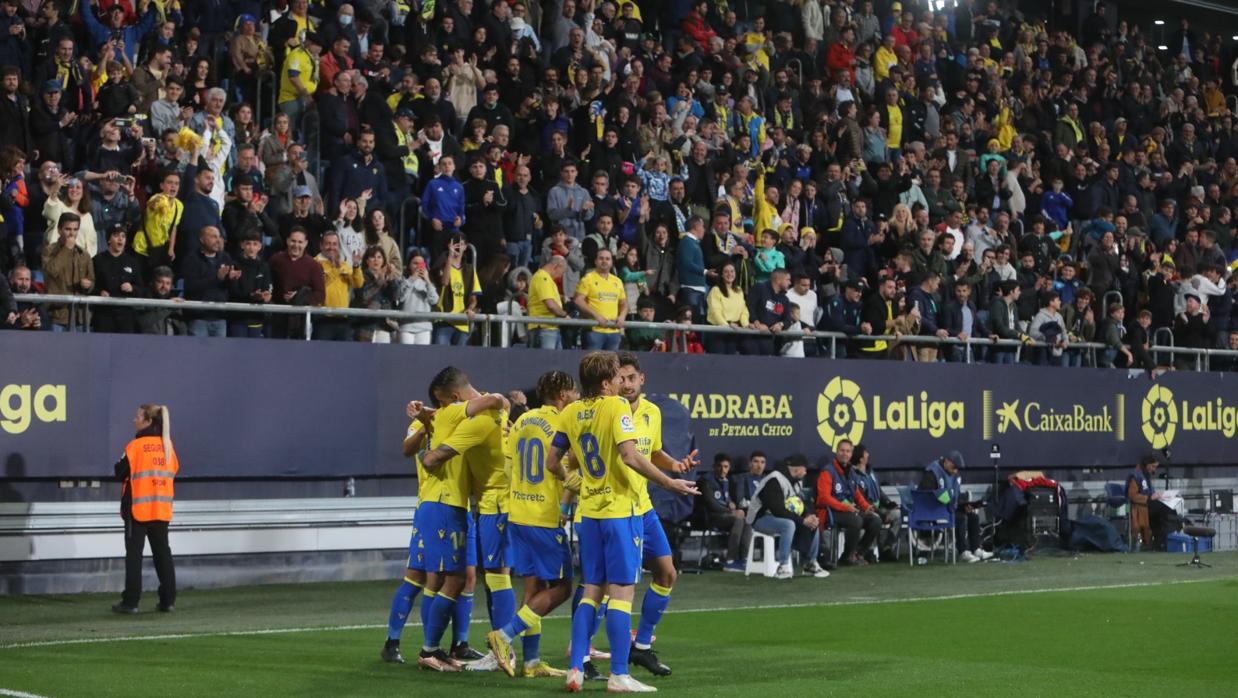 El Cádiz celebra el tanto anulado a Ocampo