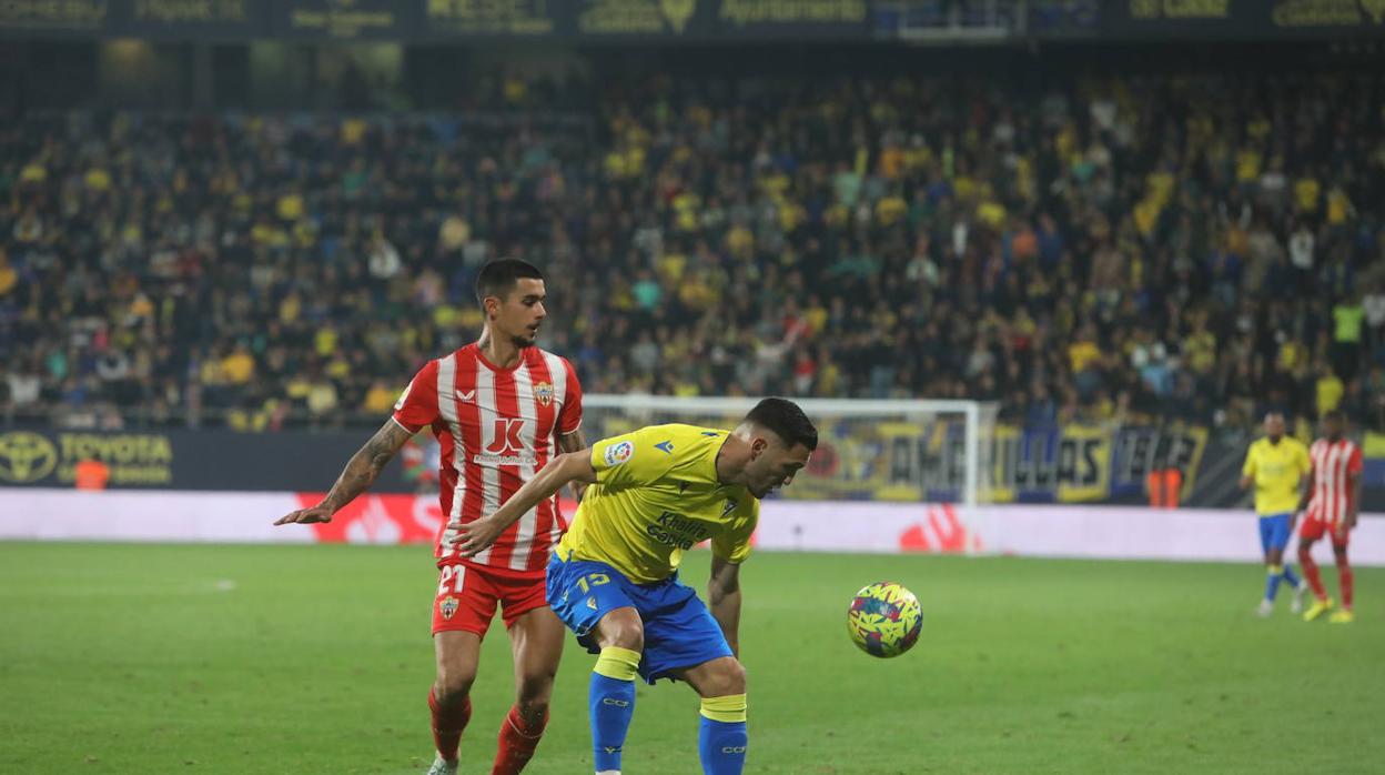 Lucas Pérez ofreció su último servicio como amarillo con un tanto ante el Almería