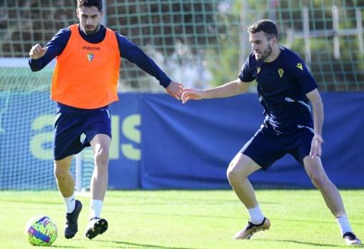 Raúl Parra, a la derecha, en el entrenamiento del Cádiz CF en El Rosal.