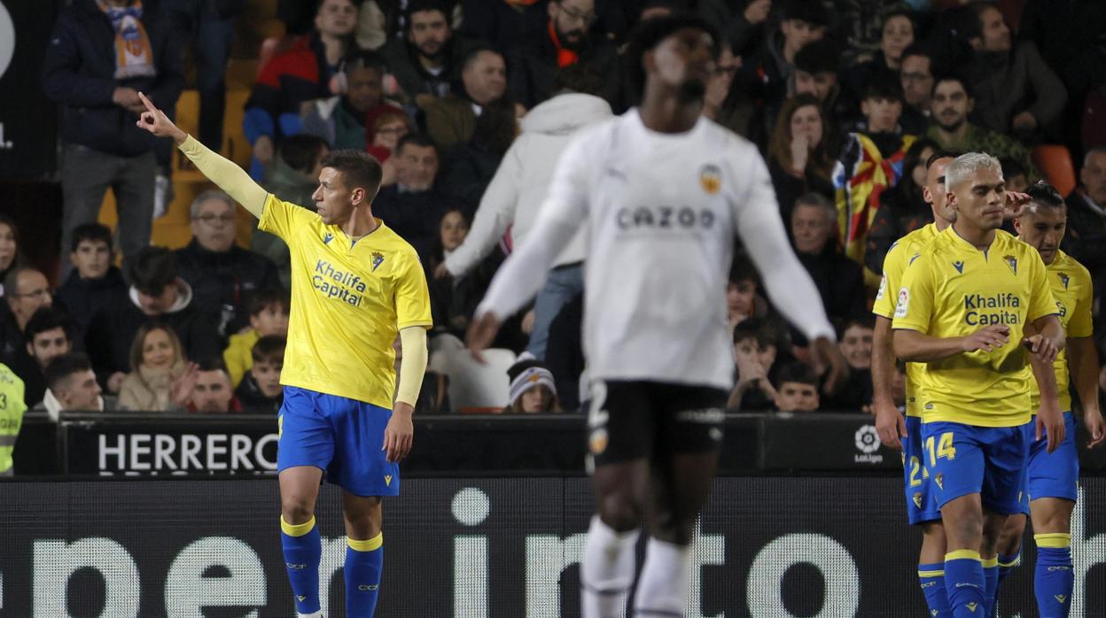 Rubén Alcaraz dedica su gol a la grada cadista en la victoria del pasado viernes en Mestalla.