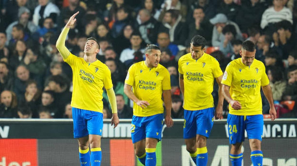 Alcaraz mira al cielo tras marcar en Mestalla junto a sus compañeros