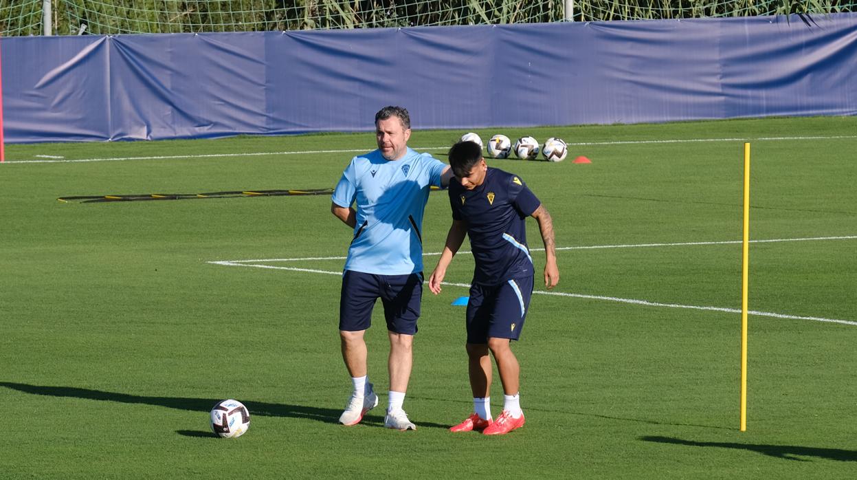 Sergio González junto a Santiago Arzamendia en un entrenamiento del Cádiz CF esta temporada.