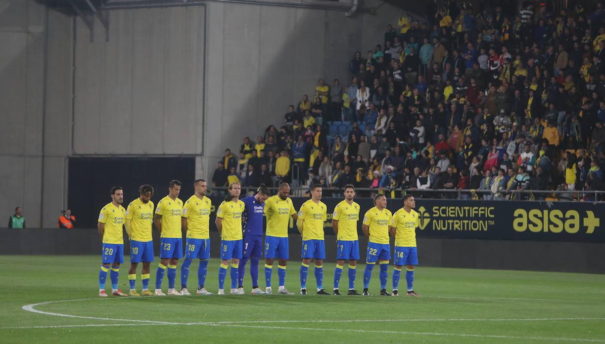 El once inicial ante el Almería guarda un minuto de silencio