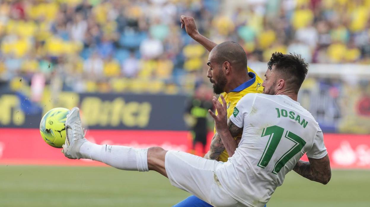 El Cádiz CF recibe al colista Elche, al que ganó 3-0 la temporada pasada en la recta final del campeonato.