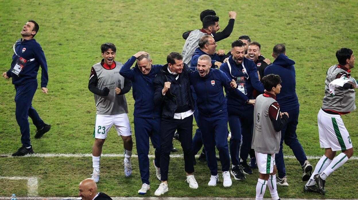 Alejandro Varela, Jesús Casas y el resto del 'staff' técnico celebran una victoria histórica en Irak.