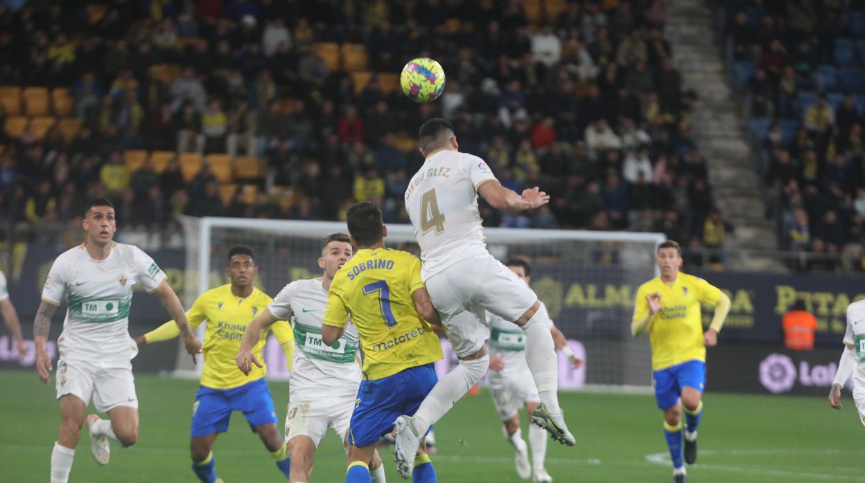 el cádiz no pasó del empate ante el colista.