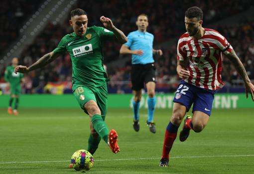 El delantero Roger Martí durante el Atlético - Elche esta temporada.