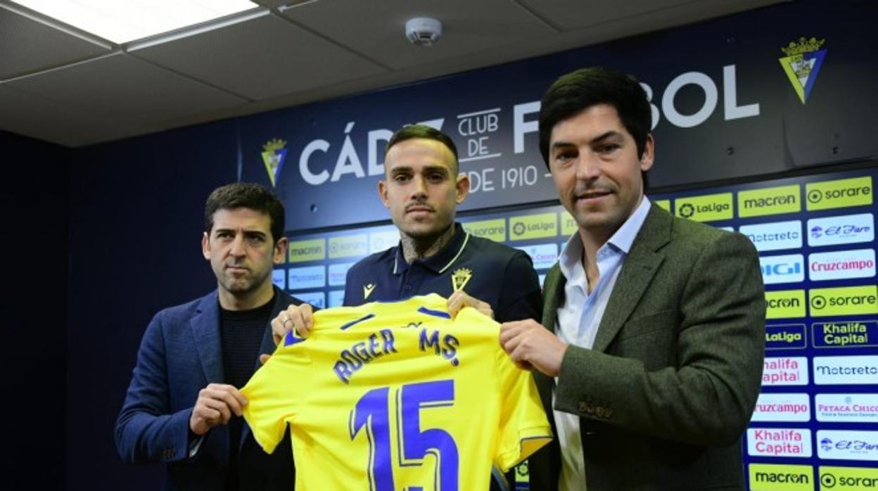 Juanjo Lorezno, Roger y Borja Lasso en la presentación del jugador