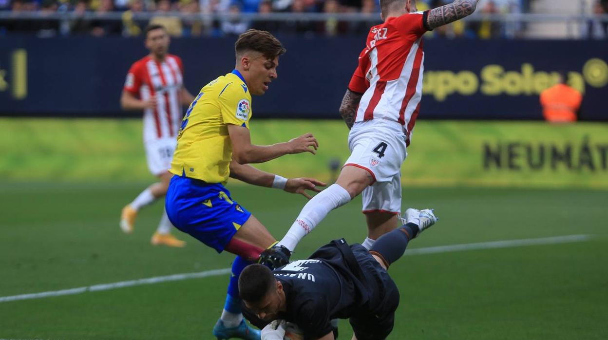 Iván Alejo disputa el balón en el Cádiz - Athletic del curso pasado