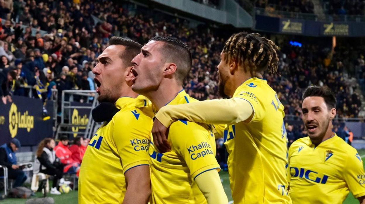 Escalante celebra el gol junto a Guardiola, Bongonda e Iza.