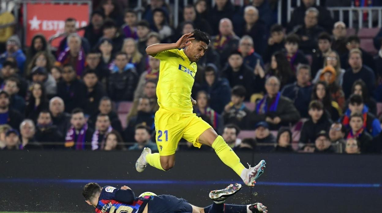 Santi Arzamendia, durante el Barcelona - Cádiz