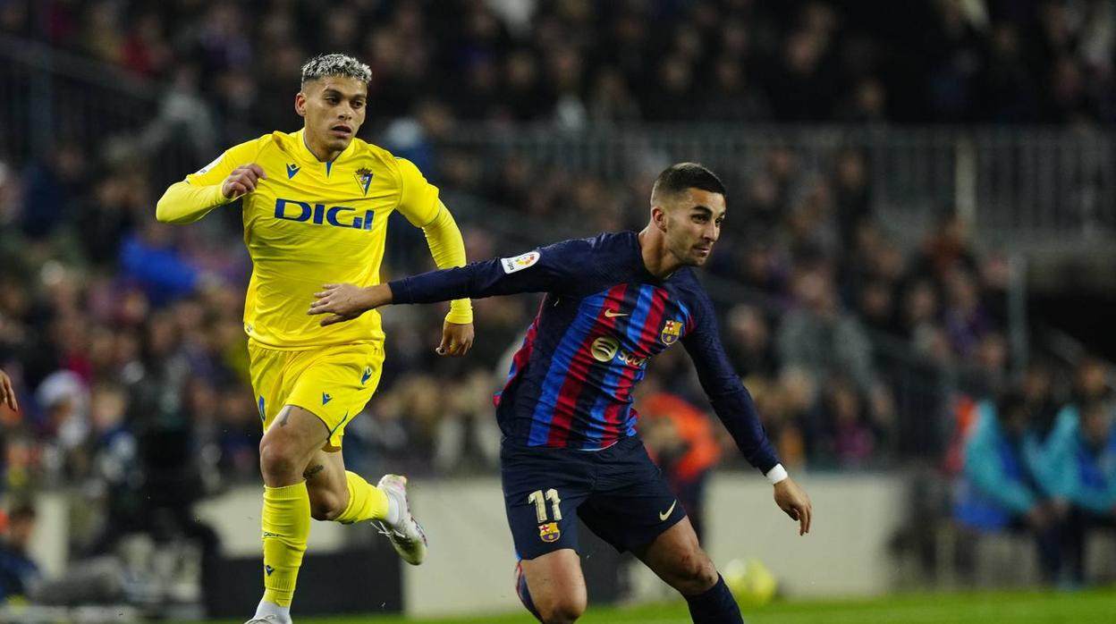 El uruguayo Brian Ocampo durante el Barcelona - Cádiz.