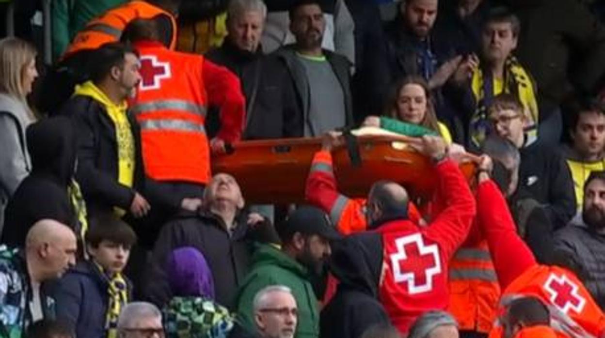 Momento en el que la aficionada del Cádiz CF es evacuada en camilla tras sufrir el balonazo.