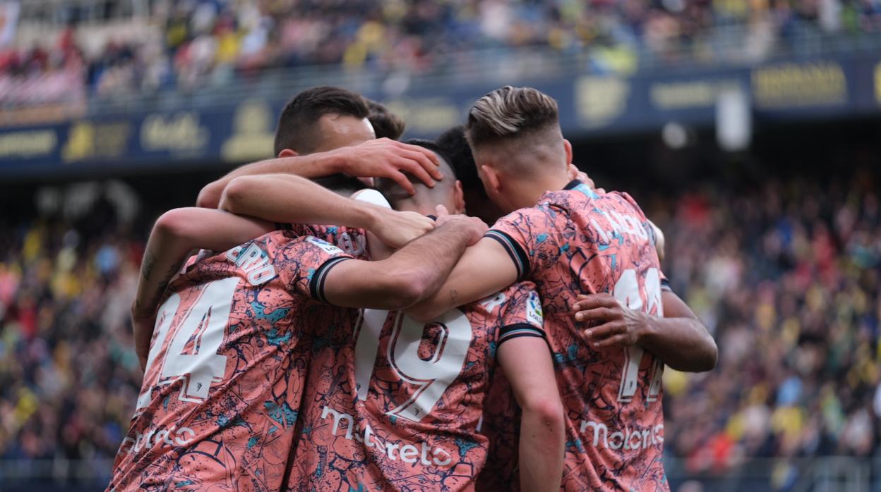 Jugadores del Cádiz celebran el tanto de Sergi Guardiola ante el Rayo