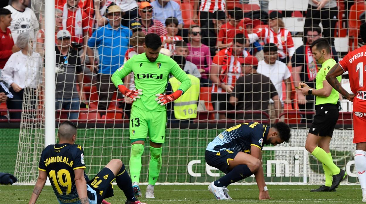 Los jugadores del Cádiz, devastados ante la señalización del penalti en el añadido