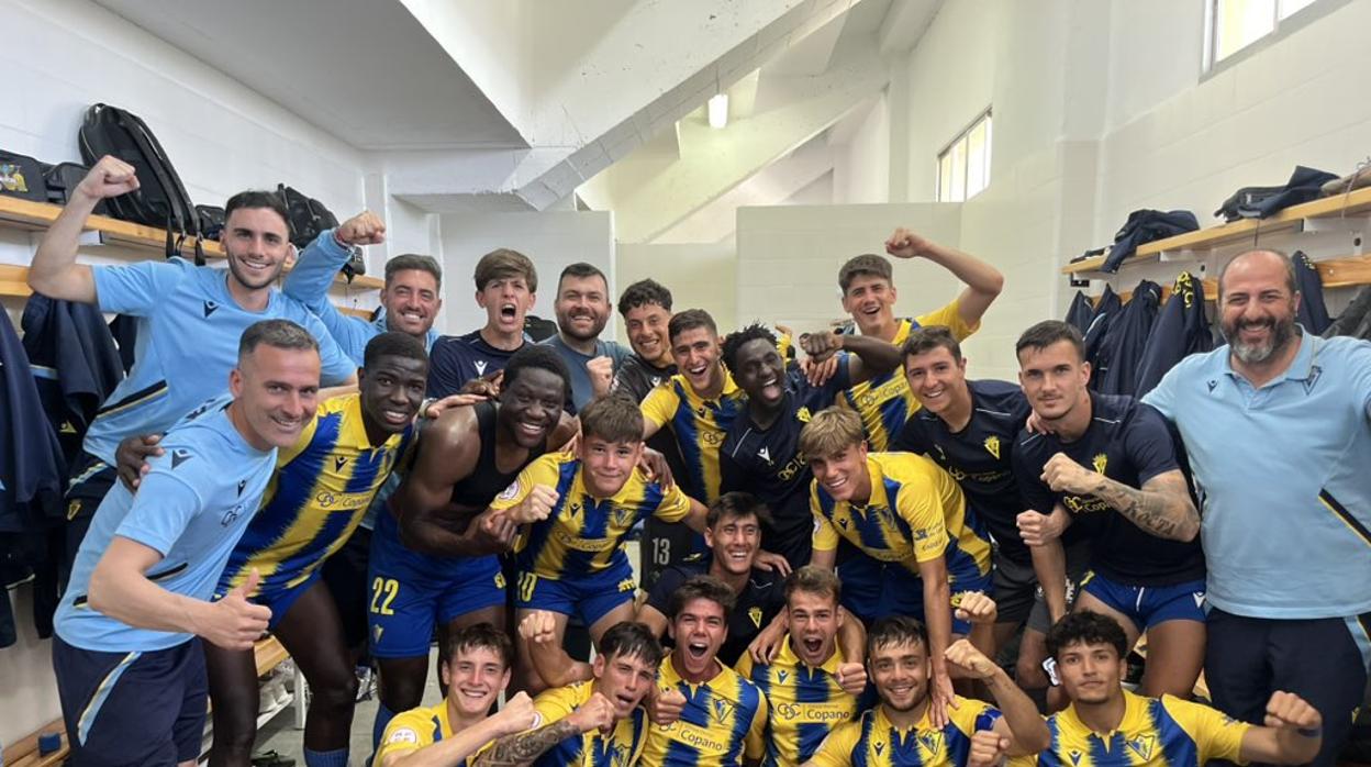 Los jugadores del filial amarillo celebran la victoria ante el Mancha Real