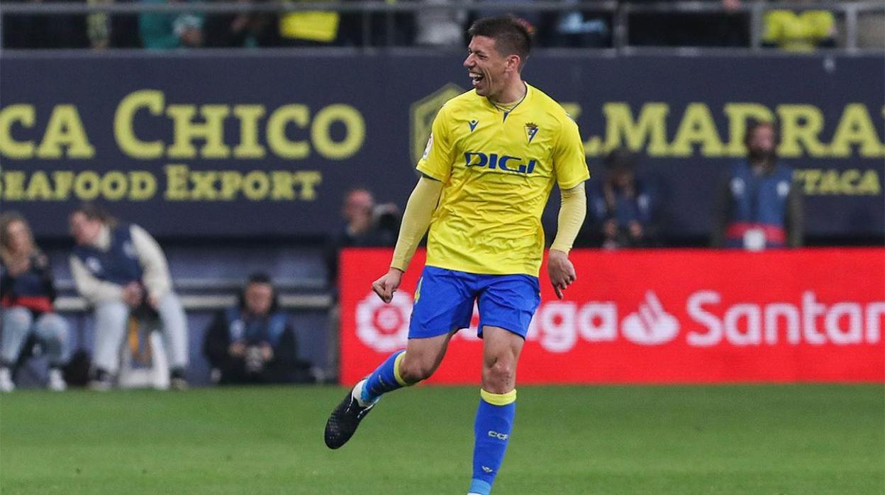 Rubén Alcaraz en un partido con el Cádiz