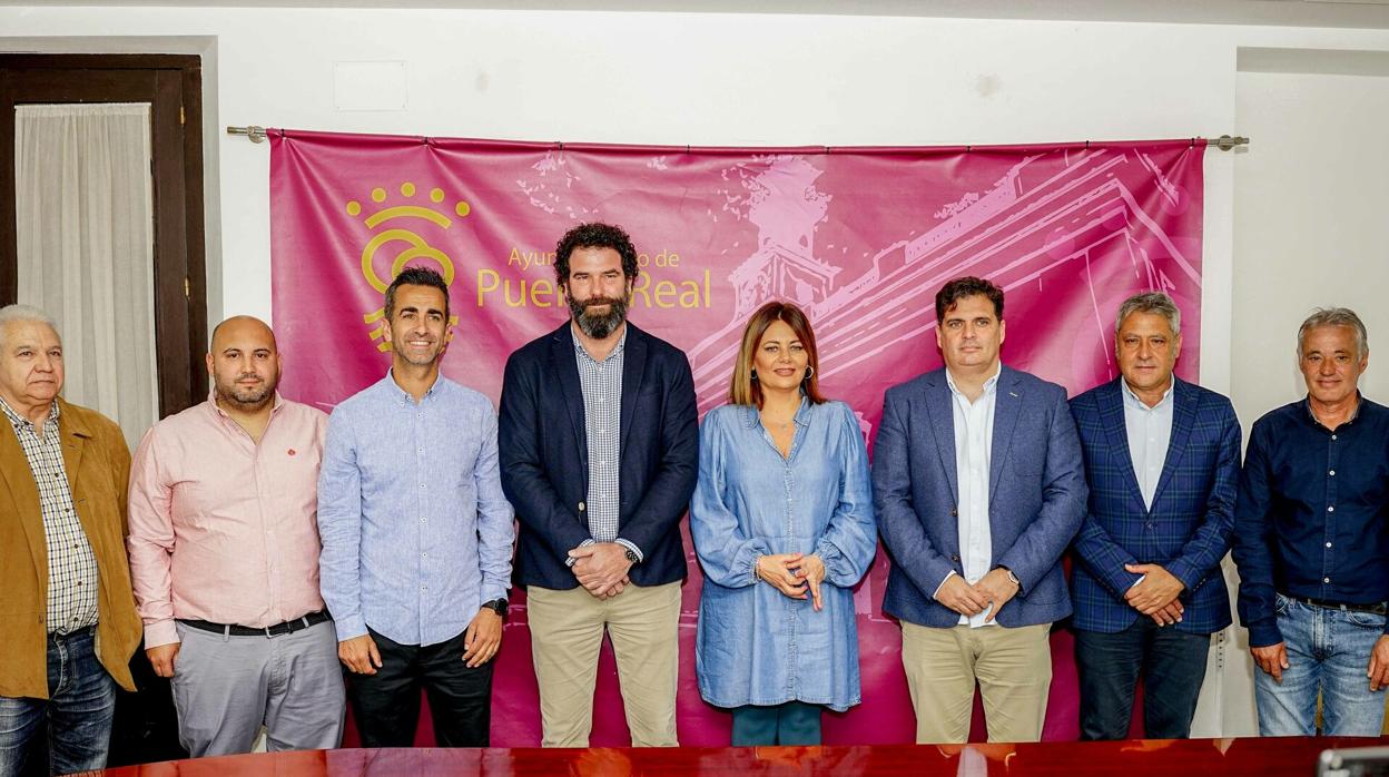 Representes del Puerto Real, su Ayuntamiento y el Cádiz CF en la firma del acuerdo