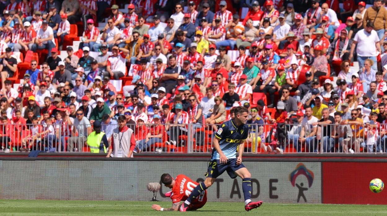 Raúl Parra fue titular y rindió a buen nivel ante el Almería.