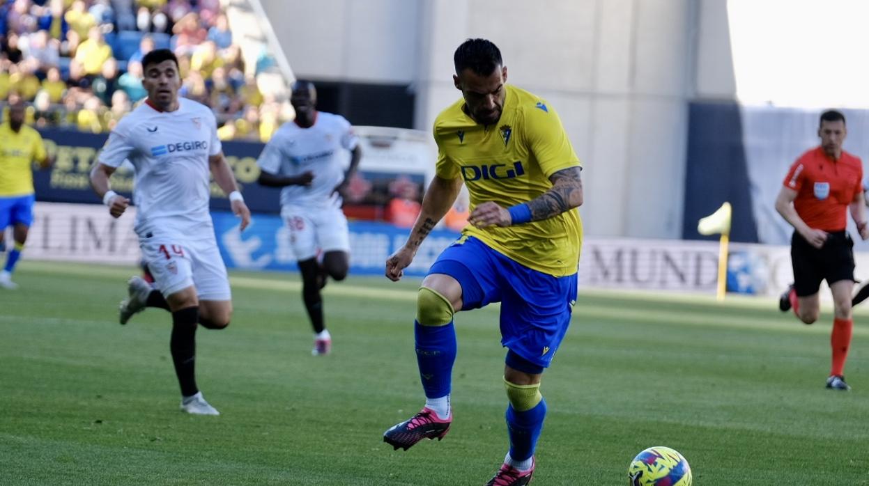 Álvaro Negredo volvió a la titularidad ante el Sevilla